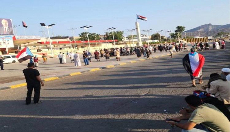 ابناء الجنوب يتوافدون إلى ساحة العروض للمشاركة في مليونية القرار والثبات