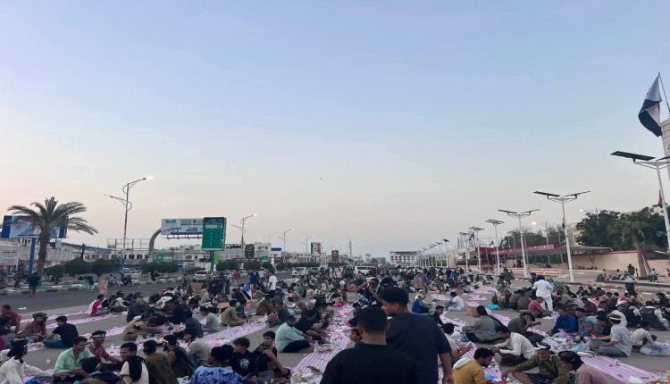 افطار جماعي لحشود مليونية الثبات والقرار في ساحة العروض بالعاصمة عدن