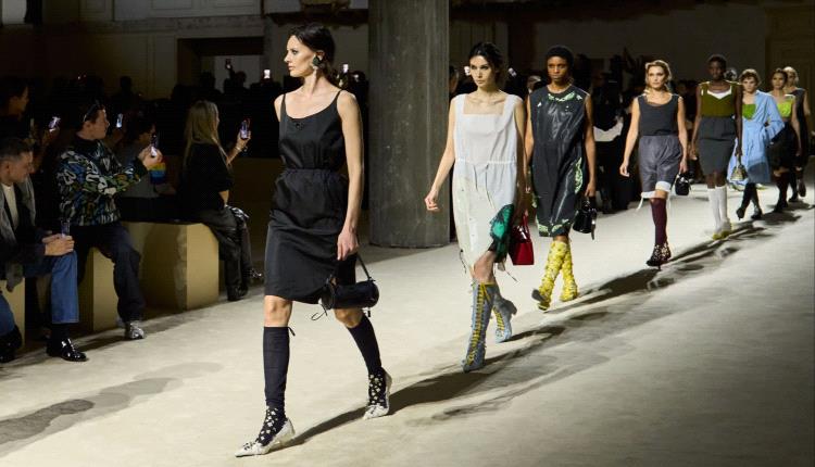 عرض مميز.. إطلالات نسائية تأسر الأنظار في تشكيلة Prada لموسم الشتاء
