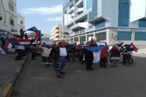 بدء تجمع الجماهير أمام بوابة معاشيق في كريتر استجابةً لدعوة المجلس الانتقالي الجنوبي