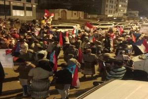 عاجل : حراسة قصر معاشيق تستهدف المتظاهرين بالرصاص الحي وانباء عن سقوط شهداء وجرحى