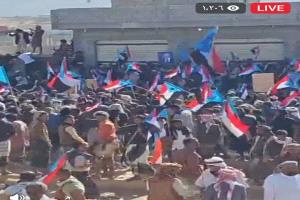 عاجل: الجماهير تدخل ساحة فعالية في عتق رغم محاولات المنع