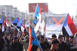 مسيرات راجلة تجوب عدن لليوم الثالث دعما لـ«الانتقالي» ورفضا للإخوان