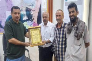 الهيئة الإدارية للجمعية التعاونية السكنية لموظفي كهرباء عدن تكرم الأستاذ سالم الوليدي بدرع الجمعية