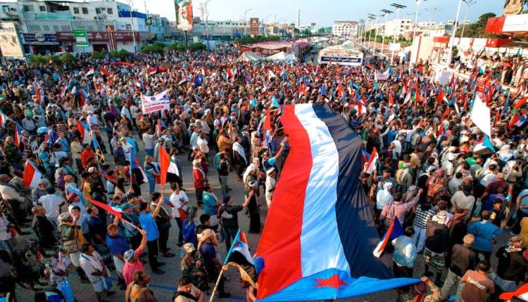 حشود أبين تطالب من ساحة الاعتصام المفتوح بالعاصمة عدن بإعلان دولة الجنوب العربي