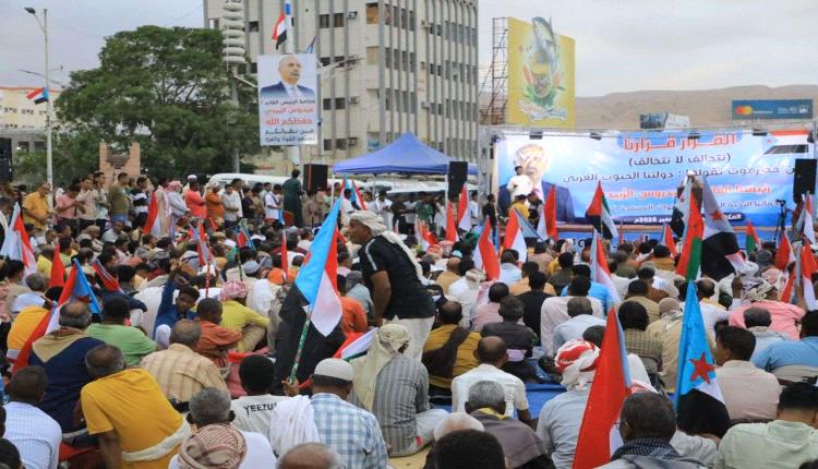 حشود جماهيرية غفيرة في ساحة الاعتصام بالمكلا تندد بالعدوان الشمالي والسعودي على الجنوب
