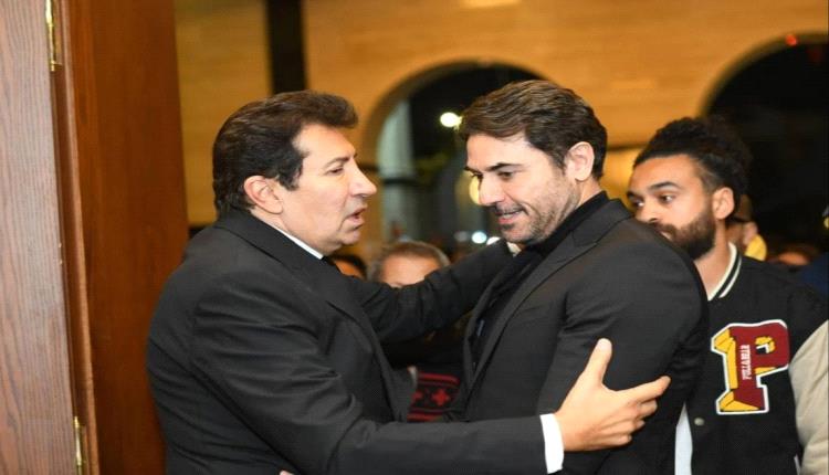 انهيار هاني رمزي أثناء استقبال المعزين في وفاة والدته (فيديو وصور)