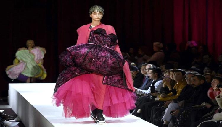 اللون الزهري يسيطر على موضة الشتاء: بداية عام نابضة بالأنوثة