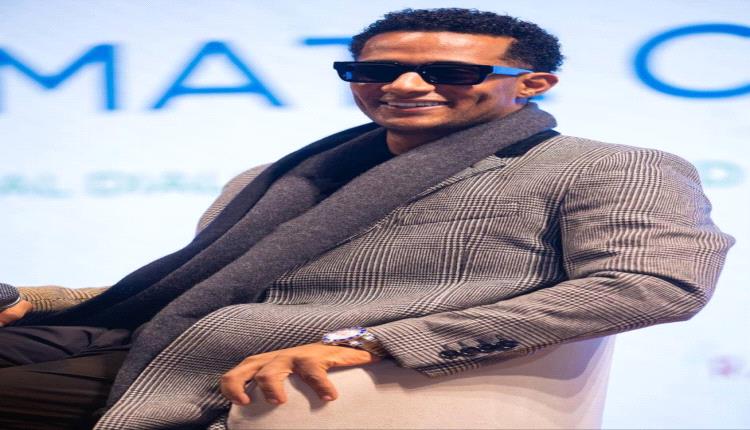 مهارات نارية… محمد رمضان يستعرض الكرة الرسمية لكأس العالم