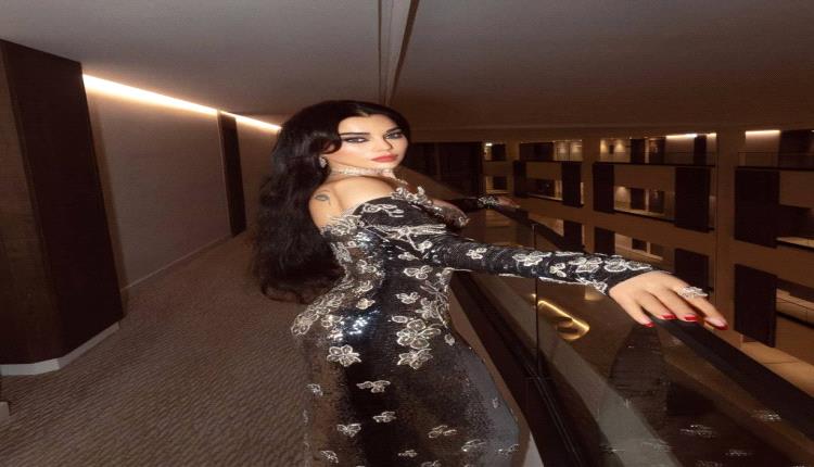 لحظة صريحة: هيفاء وهبي تُظهر براعتها في التعامل مع فستانها على المسرح