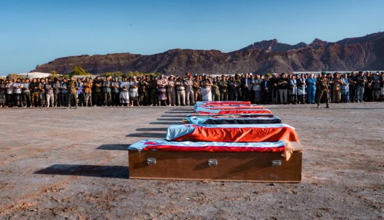 الرئيس القائد عيدروس الزُبيدي يؤدي صلاة الجنازة ويتقدّم جموع مُشيّعي شهداء عملية 