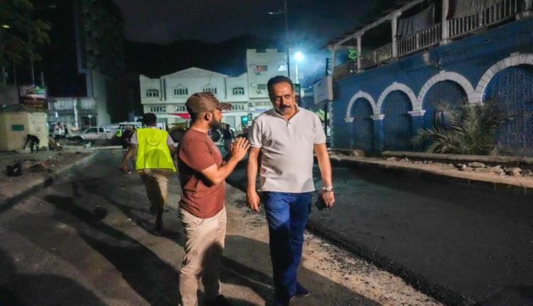 عدن..رئيس صندوق صيانة الطرق والجسور يدشن أعمال الإسفلت في مدخل الميدان بمديرية صيرة