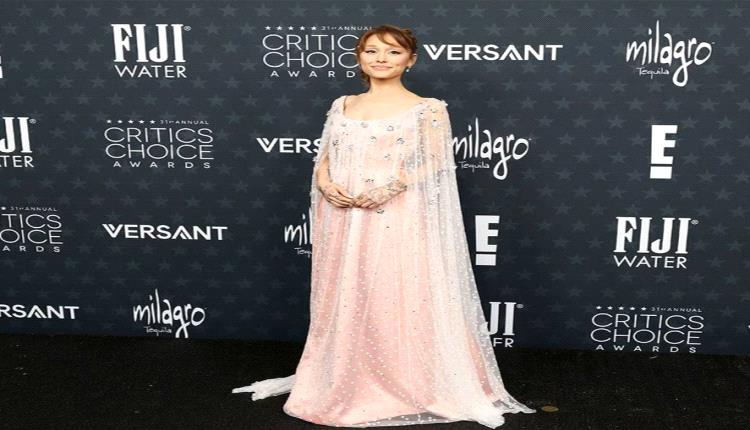 من الأنوثة إلى الجرأة: إطلالات النجوم التي خطفت الأنظار في Critics Choice