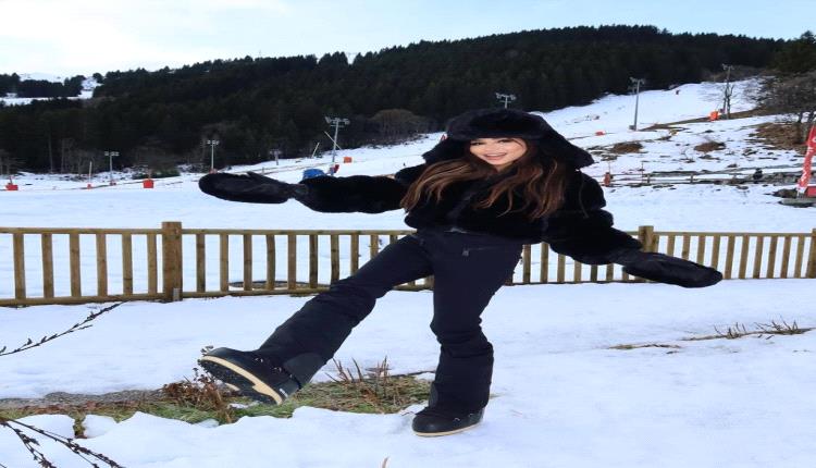 أناقة الشتاء… مؤثّرات الموضة يتألّقن بإطلالات دافئة على الثلج