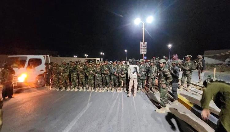بتوجيهات المحافظ بن الوزير.. كتيبة من اللواء الثامن دفاع شبوة تصل مدينة عتق للمشاركة في تعزيز الأمن والاستقرار