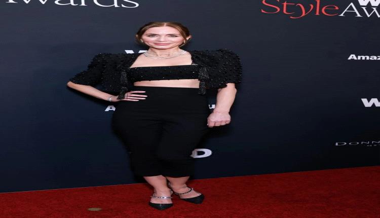 إيميلي بلانت تتألق بالألماس وبنطال يثير الجدل