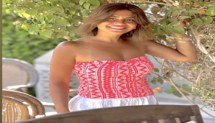 ظهور مفاجئ لمنة فضالي بفستان الزفاف يشعل السوشيال ميديا