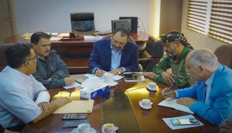 وكيل محافظة عدن لشؤون التنمية يناقش سبل ومعالجات توفير الغاز وآليات توزيعه