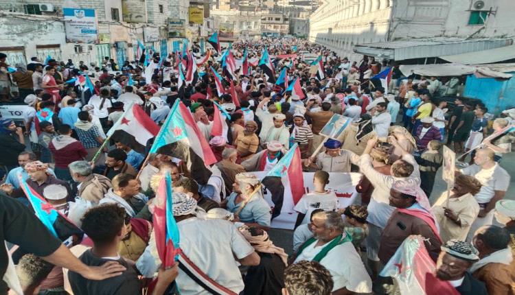 مسيرات حاشدة في المكلا تؤكد دعمها للمجلس الانتقالي الجنوبي وتطالب بتفعيل الإعلان الدستوري