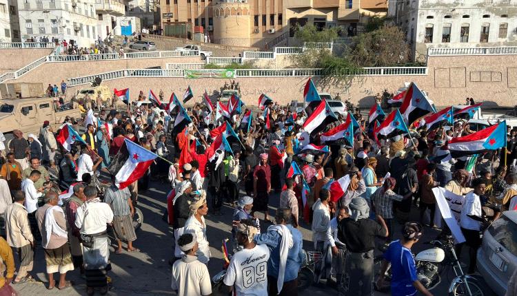 حشود جماهيرية تتوافد إلى جسر الشهيدين بالمكلا للمشاركة في مليونية الوفاء والصمود وتجديد التفويض للزبيدي