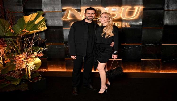 الأسود يسرق الأضواء: ليندسي لوهان تظهر مع زوجها في لحظة ساحرة