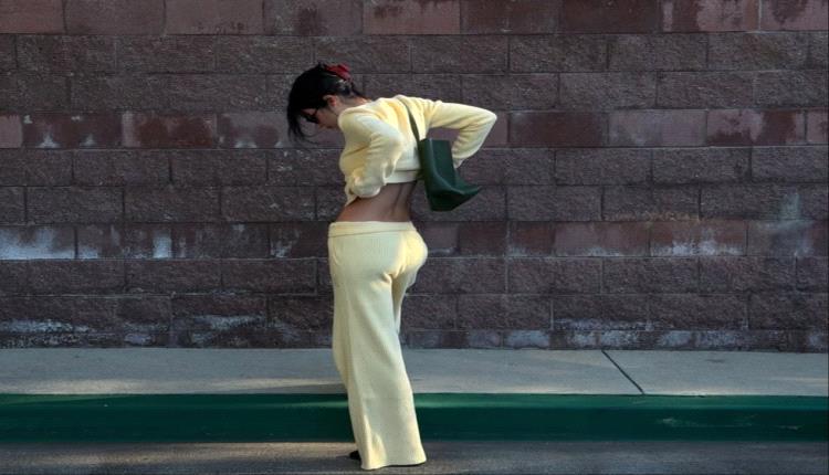 كيندال جينر تستعرض لياقتها في إطلالة منزلية أنيقة وجريئة