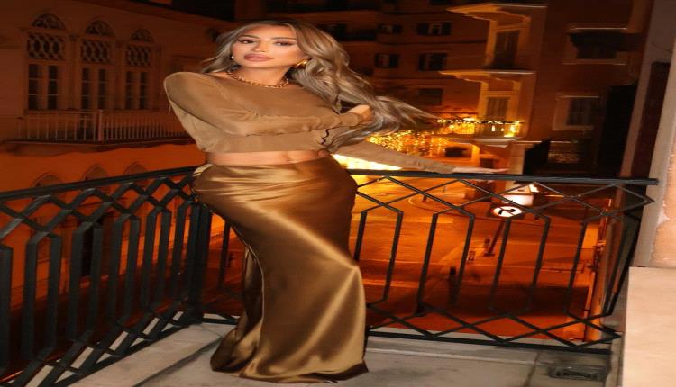 ألوانه ولمعانه يذهلان الجميع… الساتان خيار النجمات الأنيقات