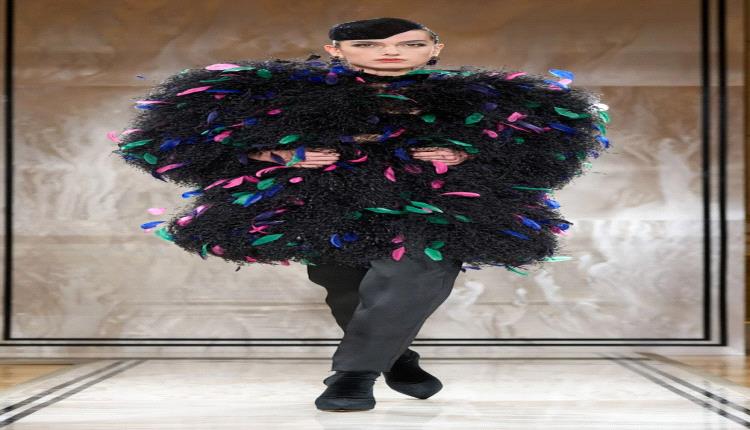 إطلالات ساحرة… النجوم يختارون الريش لإبراز أنوثتهم وأناقتهم