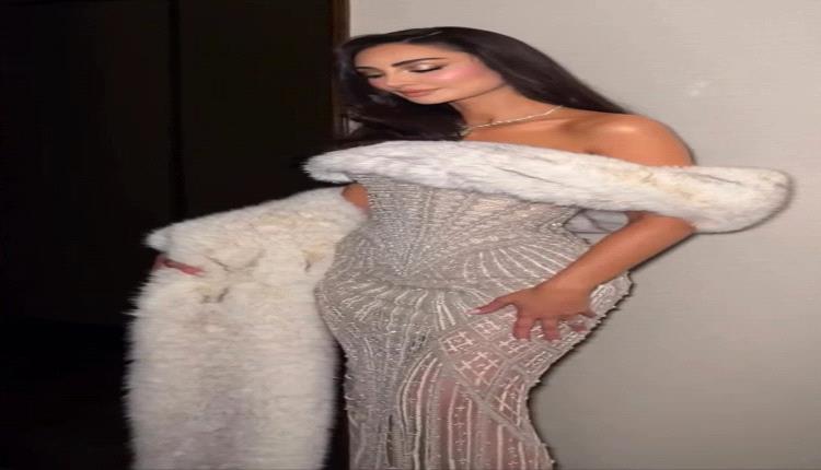 النجمة المصرية نور الغندور تخطف الأنظار بالأبيض الملكي ووشاح الفرو الأنيق