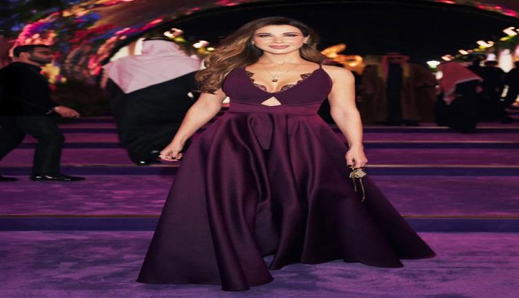 نانسي عجرم تخطف الأنظار في الرياض بحقيبة صغيرة ولمسات من المجوهرات الماسية!
