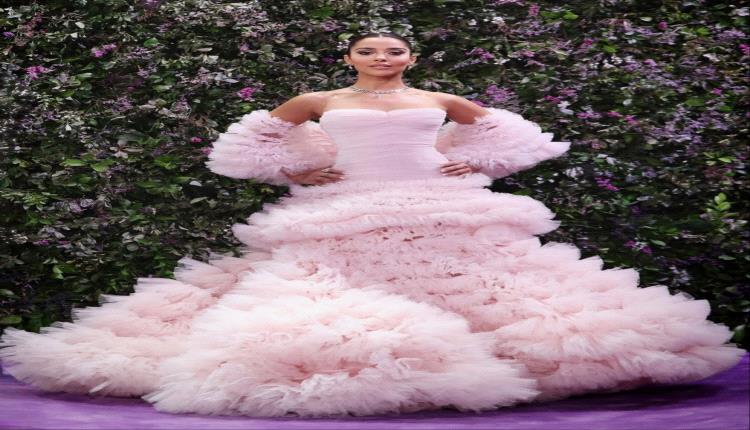 إطلالة حالمة… بلقيس فتحي تتألّق بفستان وردي يخطف القلوب