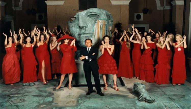 رحلة فالنتينو مع أيقونات الموضة: قصص نساء غيرن مفاهيم الأناقة