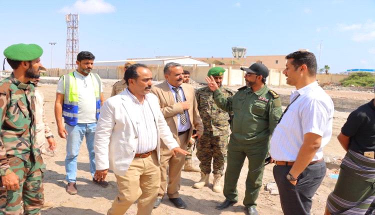 الزهري يطلع على أضرار مخالفات ربط الصرف الصحي بمحيط مطار عدن الدولي ويوجه بإزالتها