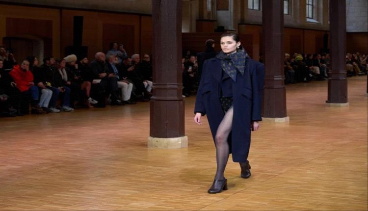 اللون الكحلي يسيطر على إطلالات شتاء 2026… تعرفي على صيحات الموسم