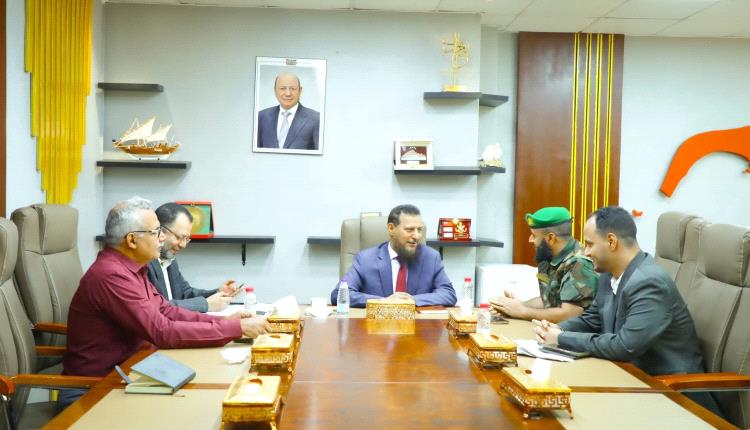 محافظ عدن يطّلع على أداء وحدة حماية الأراضي ويؤكد أهمية حماية الممتلكات وتسهيل معاملات المواطنين