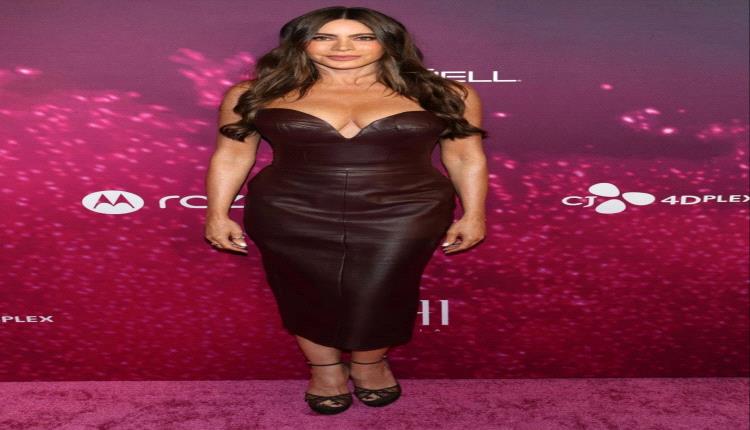 صوفيا فيرغارا تتألق بأسلوب جريء وفخم بفستان الشوكولاتة