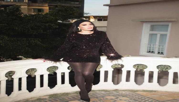 النجمة اللبنانية سيرين عبدالنور تتألّق بفستانها الأسود القصير وتثبت براعتها في التنسيق