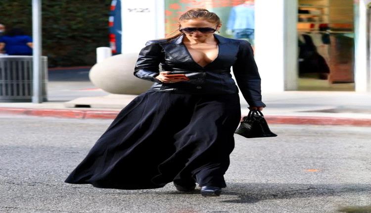 جينيفر لوبيز تتألق بأسلوب شبابي وجريء بسترة جلدية تلفت الأنظار