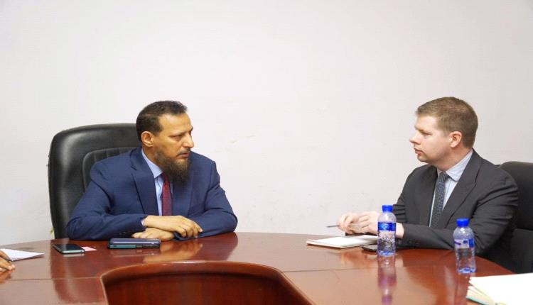 محافظ عدن يناقش مع مدير مكتب المبعوث سير إعادة تموضع القوات العسكرية خارج عدن