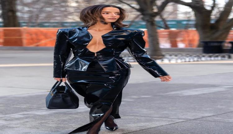 ستايل جريء وعصري… مورا هيغينز تلفت الأنظار بإطلالة PVC ودانتيل في نيويورك