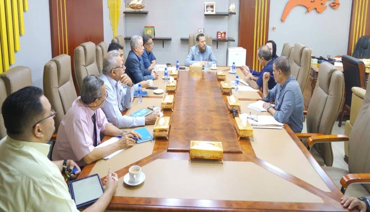 محافظ عدن يناقش مع “هالو ترست” إزالة الألغام وإعادة توظيف المواقع العسكرية