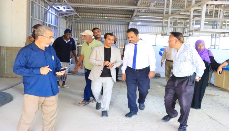 الوكيل غازي لحمر يطلع على سير العمل في مركز تربية الأحياء المائية والاستزراع السمكي في عدن