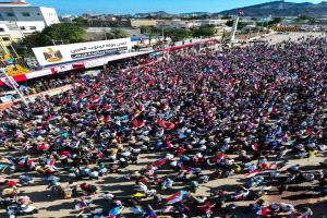 يحدث الان : حشود كبيرة في ساحة العروض بالعاصمة عدن لتأييد الإعلان الدستوري والمطالبة بالإفراج عن قيادات الانتقالي المتواجدين في الرياض