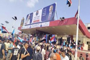 حشود جماهيرية كبيرة تتوافد إلى ساحة العروض استجابة لدعوة الرئيس عيدروس الزبيدي