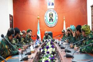 العميد الوالي يترأس اجتماعًا بمدراء الإدارات العامة ويؤكد استقرار الحالة الأمنية