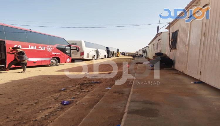 تكدس أكثر من 40 حافلة معتمرين ومسافرين في منفذ العبر وسط معاناة إنسانية