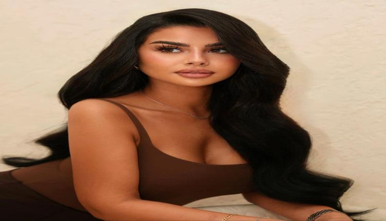 لمسات نيود لامعة تمنح منة عرفة إشراقة طبيعية جذابة