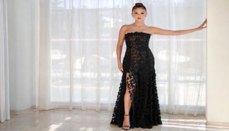 سيلينا غوميز تخطف الأنظار بفستان أسود شفاف من Oscar de la Renta في عشاء بروفة زفاف تايلور سويفت