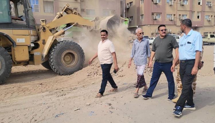 مدير عام البريقة يدشن مشروع تحسين المساحة الترابية بمدينة إنماء الجديدة