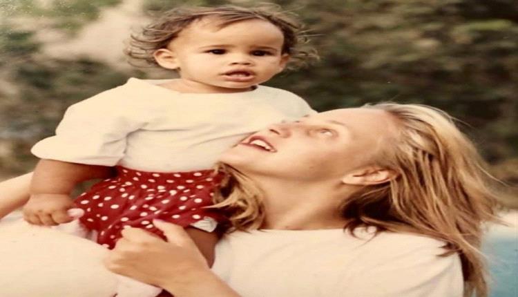 نور عمرو دياب تحتفل بيوم ميلاد والدتها الفنانة شيرين رضا بصورة نادرة ورسالة مؤثرة